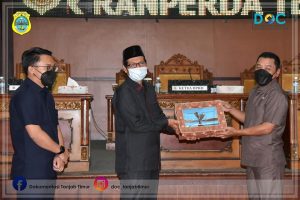 Sekda Sampaikan Nota Pengantar Ranperda Tentang Pertanggungjawaban Pelaksanaan APBD Tanjab Timur TA 2020