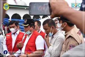 Bupati Dampingi HBA Salurkan Bantuan ke Mendahara Tengah