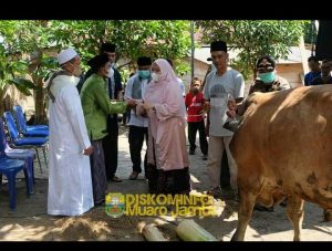 Bupati Muarojambi Serahkan Hewan Kurban di Desa Muhajirin