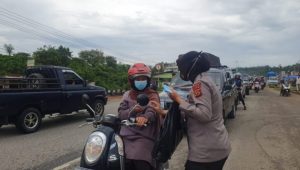 Polres Bungo Bagikan Vitamin Kepada Pengendara