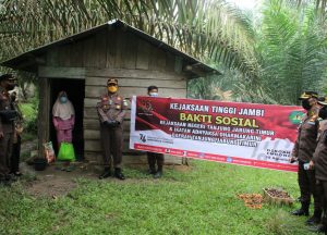 Kejari Tanjab Timur Salurkan 100 Bantuan Paket Sembako ke Masyarakat