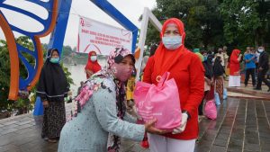 Ketua Persit KCK Koorcab Rem 042 bersama Ibu-Ibu Forkopimda Provinsi Jambi Bagikan Sembako