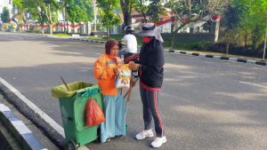 Ketua Persit Korem 042 Gapu Bagikan Sembako di Tengah Pandemi