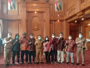 Sambangi Raja Istana Telanaipura, PWI Mendapat Jawaban Manis dan Pelukan Erat