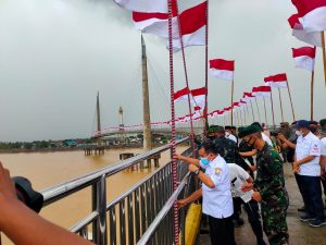 Gubernur Jambi Kibarkan Seribu Bendera Merah Putih di Jembatan Pedestrian Gentala Arasy