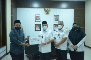 Maulana Beri Bantuan untuk Kebutuhan Masjid Dhofiruul Jannah