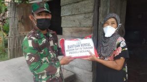 Garuda Putih Peduli Sesamo, Koramil Tungkal Ulu Salurkan Beras Kepada Masyarakat Terdampak Pandemi Covid-19