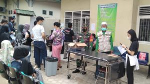 Warga Geruduk Puskesmas Rawasari, Babinsa Himbau Warga Untuk Tertib Divaksin