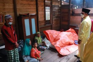 Wakil Bupati Tanjab Barat, Serahkan Bantuan Tanggap Darurat