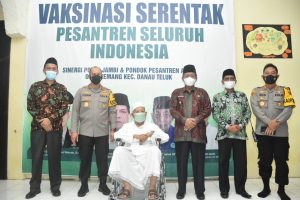 Kapolda Jambi bersama Wagub Tinjau Pelaksanaan Vaksinasi Serentak Pesantren