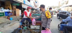 Kapolres Tanjab Barat bagikan Sembako kepada Warga
