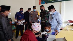 Kapolres Tanjab Barat Tinjau Serbuan Vaksinasi TNI Kodim 0419/Tanjab di Kecamatan Betara
