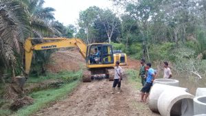 Semangat Warga Bantu Satgas TMMD Pasang Gorong-gorong