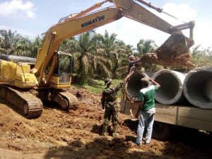 Satgas Tetap Semangat Pasang Gorong-gorong Meski Cuaca Tak Menentu