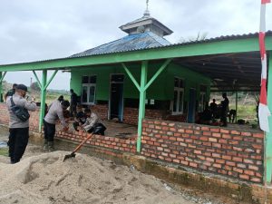 TNI – Polri Bersinergi Rehab Masjid Al Muhajirin di Lokasi TMMD