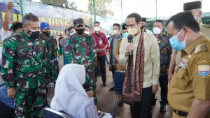 Danrem 042/Gapu Dampingi Menteri Dikbudristek Meninjau Vaksinasi Massal Pelajar di Balai Prajurit