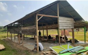 Dibantu Warga Sekitar, Satgas TMMD Mulai Rehab Gedung SD Pembantu