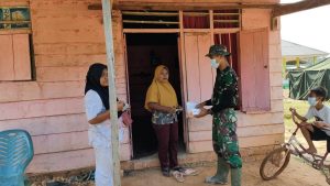 Tetap Patuhi Prokes Covid-19, Satgas TMMD Berikan Masker Kepada Warga