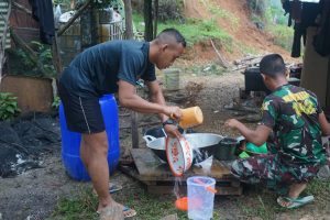 Usai Sarapan Pagi, Anggota Satgas Bantu Cuci Piring di Rumah Orangtua Asuh
