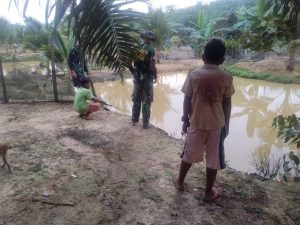 Anggota Satgas Manfaatkan Waktu Luang Mancing Bersama Anak-anak di Lokasi TMMD