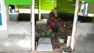 Agar Warga Nyaman Beribadah, Satgas Pasang Keramik Masjid Al Muhajirin