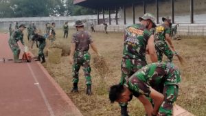 Jelang Haornas, Prajurit Korem Gapu Bersama KONI Jambi Bersih-bersih Lapangan Bola