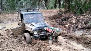 Terjebak di Jalan Berlumpur, Satgas Tetap Tunaikan Bakti TMMD Membangun Negeri