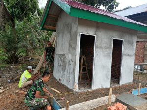 Bersama Warga, Satgas TMMD Bahu Membahu Tuntaskan Pembangunan MCK Umum