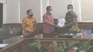 Seketaris KPU Muarojambi Serahkan Berkas PAW Aidi Hatta ke Dprd Muarojambi Yang diwakili Oleh Sekwan Muarojambi