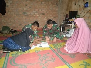 Satgas TMMD Bantu Adik Asuh Kerjakan PR