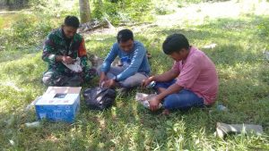 Anggota Satgas TMMD Nikmati Makan Bareng Operator Alat Berat