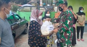 Wujud Kepedulian, Dandim Sarko Serahkan Bantuan Sembako Kepada Korban Kebakaran