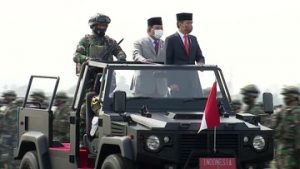 Momen Prabowo ‘Kawal’ Jokowi saat Upacara Penetapan Komcad