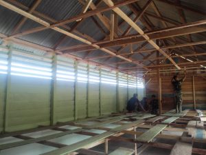 Biar Lebih Nyaman, Satgas TMMD Pasang Plafon Gedung SD Pembantu