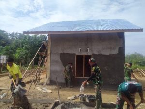 Dengan Cekatan Satgas Mengerjakan Plester Rumah Guru Honor