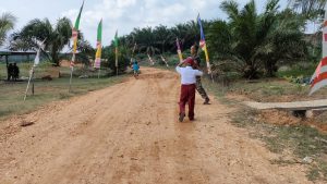 Keceriaan Anak-anak Bersama Prajurit di Lokasi TMMD Saat Pulang Sekolah