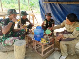 Indahnya Kebersamaan, Pemilik Rumah Tuangkan Air Minum untuk Satgas