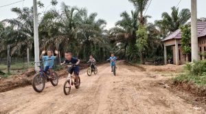 Gembira Ria Anak-anak Simpang Tepos Bermain Sepeda di Jalan Program TMMD