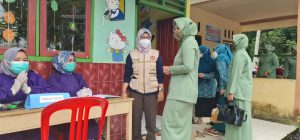 Ketua Persit Kodim Tebo Tinjau Kegiatan Posyandu di Lokasi TMMD