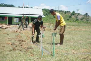 Satgas TMMD Bahu Membahu Bersama Pemuda Buat Lapangan Voli