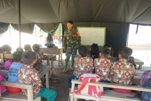 Peduli Pendidikan Anak Bangsa, Satgas TMMD Bantu Mengajar Murid SD