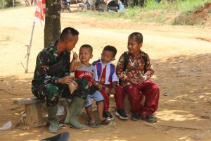 Satgas TMMD Bercerita dan Memotivasi Anak-anak Simpang Semangko