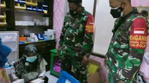 Anggota TNI Cek Ketersediaan Dosis Vaksin