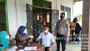 Anggota TNI-Polri Sukseskan Vaksin Massal