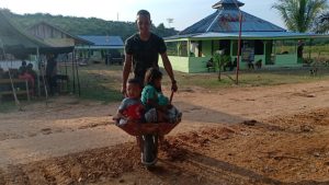 Jelang Akhir Penugasan, Satgas TMMD Terus Temani Adik Asuh Bermain