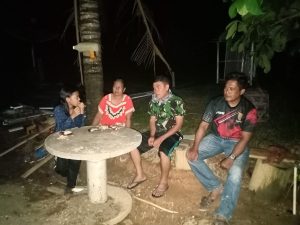 Momen Kebersamaan Anggota Satgas Dengan Orang Tua Asuh di Lokasi TMMD