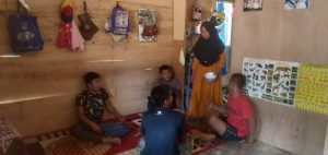 Kebersamaan TNI Dengan Orang Tua Asuh di Lokasi TMMD Semakin Akrab