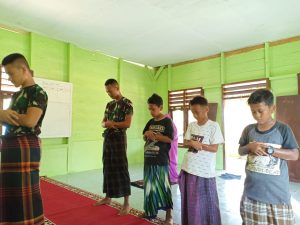 Anggota Satgas Ajak Adik Asuh Sholat Jamaah di Masjid Al Muhajirin