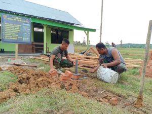 Pengerjaan SD Pembantu Tahap Finishing, Satgas TMMD Pasang Tiang Bendera