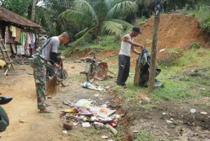 Rutinitas Anggota Satgas TMMD di Rumah Orangtua Asuh